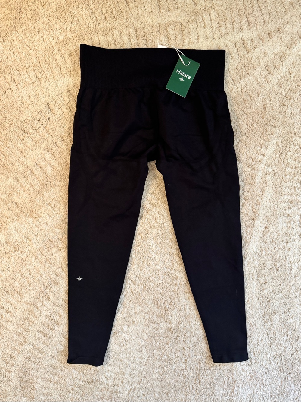 Halara black seamless high waisted 7/8 length leggings. Size M. NWT.